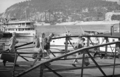 Magyarország, Budapest V., Vigadó téri hajóállomás, háttérben az épülő Erzsébet híd és a Gellért-hegy., 1964, Nagy Gyula, hajó, kirándulás, bőrönd, gyerekek, hátizsák, fiúk, hajóállomás, vízibusz, Budapest, Fortepan #50643