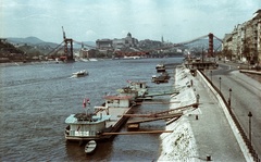 Magyarország, Budapest V., az épülő Erzsébet híd a Szabadság hídról nézve. Háttérben a budai Vár., 1964, Nagy Gyula, hajó, színes, uszály, csónak, hídépítés, Duna, hajóállomás, Budapest, függőhíd, Duna-híd, Sávoly Pál-terv, Fortepan #50646