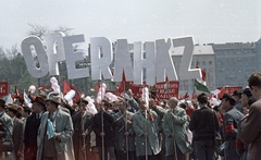 Magyarország, Budapest XIV., Ötvenhatosok tere (Felvonulási tér), május 1-i felvonulás., 1964, Nagy Gyula, színes, politikai dekoráció, felvonulás, léggömb, május 1, Budapest, Fortepan #50652