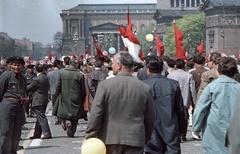 Magyarország, Budapest XIV., Ötvenhatosok tere (Felvonulási tér), május 1-i felvonulás., 1964, Nagy Gyula, színes, zászló, munkásőr, politikai dekoráció, felvonulás, léggömb, május 1, Budapest, Fortepan #50654