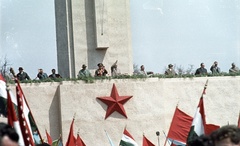 Magyarország, Budapest XIV., Ötvenhatosok tere (Felvonulási tér), május 1-i felvonulás. A dísztribünön balról az ötödik Dobi István, majd Adrian Nyikolajev szovjet űrhajós, Kádár János, Kállai Gyula., 1964, Nagy Gyula, híres ember, színes, zászló, politikai dekoráció, felvonulás, május 1, vörös csillag, Budapest, Fortepan #50655