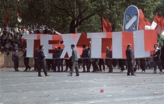 Magyarország, Budapest XIV., Ötvenhatosok tere (Felvonulási tér), május 1-i felvonulás., 1964, Nagy Gyula, színes, politikai dekoráció, felvonulás, május 1, Budapest, Fortepan #50657