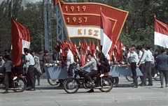 Magyarország, Budapest XIV., Ötvenhatosok tere (Felvonulási tér), május 1-i felvonulás., 1964, Nagy Gyula, színes, zászló, motorkerékpár, Csepel-márka, politikai dekoráció, felvonulás, május 1, KISZ, Budapest, Csepel Pannonia T1, pódiumautó, Fortepan #50659