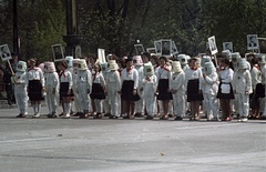 Magyarország, Budapest XIV., Ötvenhatosok tere (Felvonulási tér), május 1-i felvonulás., 1964, Nagy Gyula, úttörő, színes, politikai dekoráció, felvonulás, május 1, Budapest, Fortepan #50660