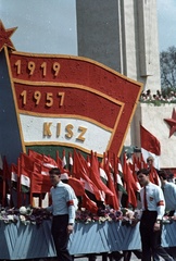 Magyarország, Budapest XIV., Ötvenhatosok tere (Felvonulási tér), május 1-i felvonulás, háttérben a dísztribün., 1964, Nagy Gyula, színes, zászló, politikai dekoráció, felvonulás, május 1, KISZ, Budapest, pódiumautó, Fortepan #50672