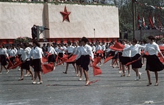 Magyarország, Budapest XIV., Ötvenhatosok tere (Felvonulási tér), május 1-i felvonulás, háttérben a dísztribün., 1964, Nagy Gyula, színes, zászló, politikai dekoráció, felvonulás, május 1, filmkamera, vörös csillag, operatőr, tévékamera, Budapest, Fortepan #50674