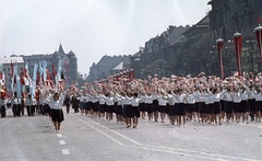 Magyarország, Budapest XIV., Ötvenhatosok tere (Felvonulási tér), május 1-i felvonulás., 1964, Nagy Gyula, színes, zászló, politikai dekoráció, felvonulás, május 1, Budapest, Fortepan #50675