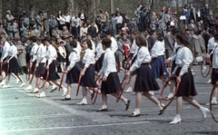 Magyarország, Budapest XIV., Ötvenhatosok tere (Felvonulási tér), május 1-i felvonulás., 1964, Nagy Gyula, úttörő, színes, felvonulás, május 1, hulahopp karika, Budapest, Fortepan #50676