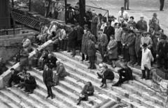 Magyarország, Budapest V., a pesti alsó rakpart lépcsője a Március 15. térnél, szemlélődők az Erzsébet híd építésénél., 1964, Nagy Gyula, tömeg, Budapest, Duna-part, Fortepan #50682