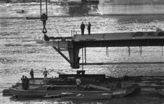 Magyarország, Budapest, az Erzsébet híd építése, pályaegység beemelése a budai hídfő felé nézve., 1964, Nagy Gyula, uszály, hídépítés, Duna, Kováts csónakmotor, rohamcsónak, Duna-híd, Fortepan #50685