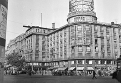 Magyarország, Budapest VII., Astoria kereszteződés, Károly (Tanács) körút - Rákóczi út sarok, MTA lakóház., 1960, Fortepan, cégtábla, utcakép, életkép, neonreklám, villamos, Budapest, Hültl Dezső-terv, Fortepan #5070