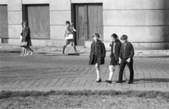 Magyarország, Budapest V., Petőfi tér - Március 15. tér sarokház a Petőfi tér felől nézve., 1964, Nagy Gyula, kislány, kisfiú, gyerekek, retikül, anya, Budapest, Fortepan #50704