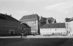 Magyarország, budai Vár, Budapest I., Kapisztán tér, háttérben a Magyar Országos Levéltár épülete., 1964, Nagy Gyula, középület, neoromán építészet, Budapest, Pecz Samu-terv, Fortepan #50723