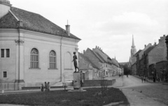 Magyarország, budai Vár, Budapest I., Bécsi kapu tér, Kazinczy-emlékkút (Pásztor János, 1936.). Jobbra a Fortuna utca és a Mátyás-templom., 1964, Nagy Gyula, Budapest, Fortepan #50725