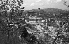 Magyarország, Gellérthegy, Budapest I., kilátás a Döbrentei térre és a Királyi Palotára., 1964, Nagy Gyula, Budapest, Szent Gellért-ábrázolás, Fortepan #50733