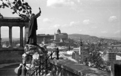 Magyarország, Gellérthegy, Budapest I., Szent Gellért szobor (Jankovits Gyula, 1904.), kilátás a Budavári Palota (korábban Királyi Palota) felé., 1964, Nagy Gyula, Budapest, Szent Gellért-ábrázolás, Fortepan #50734