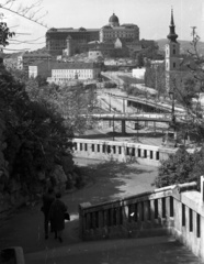 Magyarország, Gellérthegy, Budapest I., Szent Gellért lépcső, szemben az Erzsébet híd lehajtója és a Budavári Palota (korábban Királyi Palota)., 1964, Nagy Gyula, Budapest, Fortepan #50735