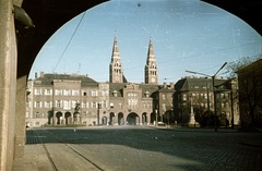 Hungary, Szeged, Aradi vértanúk tere a Hősök kapujától nézve. Az egyetem épületei mögött a Fogadalmi templom tornyai., 1963, Nagy Gyula, church, colorful, gate, square, Fortepan #50740