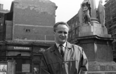 Hungary, Budapest V., Szervita (Martinelli) tér a Petőfi Sándor utca felé nézve., 1963, Nagy Gyula, portrait, store display, man, trench coat, Budapest, Fortepan #50753