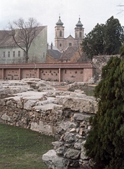 Hungary, Székesfehérvár, Romkert, háttérben balra a Püspöki palota és a Nepomuki Szent János-templom., 1963, Nagy Gyula, colorful, castle wall, Fortepan #50761