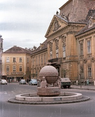 Hungary, Székesfehérvár, Városház (Szabadság) tér, Országalma (Ohmann Béla, 1943.), háttérben a Püspöki palota., 1963, Nagy Gyula, colorful, sculpture, globus cruciger, Béla Ohmann-design, Fortepan #50764