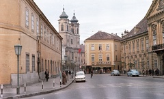 Hungary, Székesfehérvár, Városház (Szabadság) tér, jobbra a Püspöki palota, szemben a Nepomuki Szent János-templom., 1963, Nagy Gyula, church, colorful, Baroque-style, Catholic Church, Csemege enterprise, Paul Hatzinger-design, crosswalk, Fortepan #50765