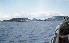 Hungary,Lake Balaton, Szigliget, a Gulács, a Tóti-hegy és Badacsony a Balatonról nézve., 1963, Nagy Gyula, ship, colorful, lake, Fortepan #50779