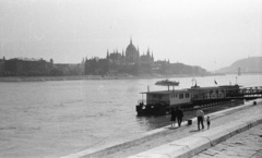 Hungary, Budapest II., budai alsó rakpart a Bem József téri hajóállomásnál, szemben a Parlament., 1963, Nagy Gyula, Imre Steindl-design, parliament, Neo-Gothic-style, Danube, boat station, water bus, eclectic architecture, Budapest, Fortepan #50789