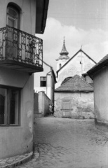 Magyarország, Szentendre, Török köz, a Péter Pál utcától a Fő (Marx) tér felé nézve. Háttérben a Blagovesztenszka görögkeleti templom., 1966, Nagy Gyula, utcakép, sikátor, Fortepan #50794