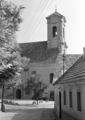 Hungary, Szentendre, Kucsera Ferenc (Május 1.) utca - Péter Pál utca találkozása. Szent Péter-Pál-templom a Rab Ráby vendéglő elöl nézve., 1963, Nagy Gyula, church, Fortepan #50795