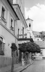 Magyarország, Szentendre, Városház tér, balra a Városháza. Háttérben a Keresztelő Szent János-templom., 1966, Nagy Gyula, templom, utcakép, pad, Fortepan #50796