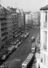 Magyarország, Budapest II., Margit körút (Mártírok útja) a Szász Károly utcától a Bem József utca felé nézve., 1965, Nagy Gyula, közlekedés, forgalom, autóbusz, csuklós busz, teherautó, utcakép, életkép, pótkocsi, Csepel-márka, buszmegálló, Ikarus 60 csuklós, Ikarus 620/630, Wartburg 311/312, Skoda Felicia, Csepel D450, Simca Aronde, Budapest, ÁMG  406, Ikarus ITC 600, Fortepan #50831