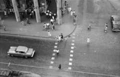 Magyarország, Budapest II., Margit körút (Mártírok útja) - Keleti Károly utca sarok., 1965, Nagy Gyula, járókelő, utcakép, életkép, buszmegálló, újságárus, kockakő, virágárus, GAZ M21 Volga, Budapest, madártávlat, gyalogátkelő, Fortepan #50832