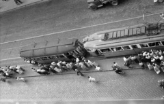 Magyarország, Budapest II., Margit körút (Mártírok útja), Keleti Károly utcai villamosmegálló., 1965, Nagy Gyula, villamos, kockakő, villamosmegálló, utas, Ganz-márka, Ganz TM, villamos pótkocsi, Budapest, FVV-szervezet, madártávlat, Fortepan #50833