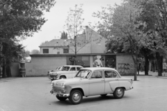 Magyarország, Balatonfüred, Zákonyi Ferenc (Széchenyi) utca, háttérben a Yacht Club épülete. Moszkvics 407 típusú személygépkocsi., 1961, UVATERV, reklám, plakát, szovjet gyártmány, hirdető tábla, Moszkvics-márka, parkoló, automobil, Moszkvics 407, rendszám, Fortepan #5085