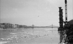 Hungary, Budapest I., az Erzsébet híd építése a budai hídfőnél, háttérben a Szabadság híd., 1963, Nagy Gyula, bridge, bridge building, Danube, ice breaking, tower crane, Budapest, suspension bridge, János Feketeházy-design, Pál Sávoly-design, Fortepan #50860