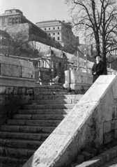 Hungary, Budapest I., budai alsó rakpart az Ybl Miklós térnél, szemben a Várkert Bazár és a Budavári Palota (korábban Királyi Palota)., 1963, Nagy Gyula, stairs, Budapest, Fortepan #50864