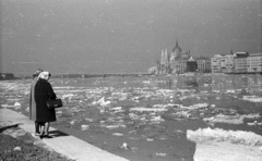 Hungary, Budapest, Margit híd és a Parlament a budai alsó rakpartról nézve., 1963, Nagy Gyula, Imre Steindl-design, parliament, Neo-Gothic-style, Danube, ice breaking, eclectic architecture, Fortepan #50868