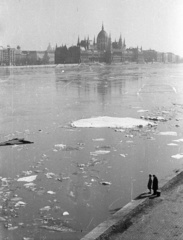 Hungary, Budapest, a Parlament a Margit híd budai hídfőjétől nézve., 1963, Nagy Gyula, Imre Steindl-design, parliament, Neo-Gothic-style, Danube, ice breaking, eclectic architecture, Fortepan #50869