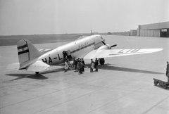 Magyarország, Ferihegyi (ma Liszt Ferenc) repülőtér, Budapest XVIII., Liszunov Li-2P típusú repülőgép., 1956, Fortepan, közlekedés, szovjet gyártmány, repülőgép, életkép, repülőtér, Liszunov-márka, MALÉV légitársaság, Liszunov Li-2, Budapest, reptéri lépcső, Fortepan #5087