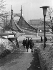 Hungary, Budapest XI., Kelenhegyi út a Szabadság híd felé nézve., 1963, Nagy Gyula, winter, genre painting, signal, lamp post, Danube, Budapest, Duna-bridge, János Feketeházy-design, Fortepan #50873