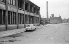 Németország, Berlin, Kelet-Berlin, Zinnowitzer Strasse a Chausseestrasse felől nézve., 1962, Nagy Gyula, kémény, NDK, automobil, NSU-márka, Kelet-Berlin, NSU Prinz, Fortepan #50885