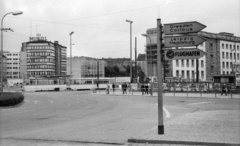 Németország, Berlin, Kelet-Berlin, az Alexanderplatz - Alexander Straße sarkától a Georgenkirchplatz felé nézve., 1962, Nagy Gyula, útjelző tábla, villamos, NDK, Kelet-Berlin, tömegközlekedés, Funkcionalizmus, Minol-márka, Fortepan #50898