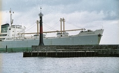 Németország, Rostock,Warnemünde, a kikötő bejárata, szemben az Oranyan tengeri áruszállító hajó., 1962, Nagy Gyula, hajó, színes, NDK, Oranyan-hajó, Fortepan #50901