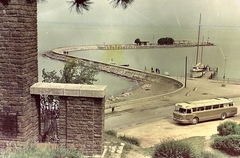 Magyarország,Balaton, Tihany, hajóállomás, balra a Darányi Ignác emlékmű., 1961, Fortepan, hajó, vitorláshajó, színes, autóbusz, magyar gyártmány, Ikarus-márka, látkép, Ikarus 55, Fortepan #5091