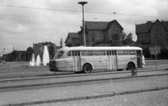 Németország, Rostock, Konrad Adenauer (Bahnhofsvor) Platz a pályaudvar előtt., 1962, Nagy Gyula, szökőkút, autóbusz, magyar gyártmány, Ikarus-márka, buszmegálló, Ikarus 66, NDK, Fortepan #50940