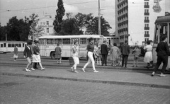 Németország, Rostock, Konrad Adenauer (Bahnhofsvor) Platz a pályaudvar előtt, szemben a Bahnhof Hotel., 1962, Nagy Gyula, autóbusz, szálloda, villamos, NDK, Ikarus 620/630, villamosmegálló, tömegközlekedés, Fortepan #50941