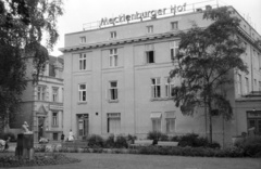 Németország, Rostock, Rosengarten, Mecklenburger Hof szálloda. Balra az August-Bebel-Strasse, előtérben a Kagylóhallgató szobor., 1962, Nagy Gyula, szálloda, NDK, robogó, IWL-márka, IWL SR59 Berlin, Fortepan #50976