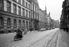 Németország, Schwerin, (Mecklenburgstraße Strasse der Nationalen Einheit), balra a Főposta., 1962, Nagy Gyula, kerékpár, német gyártmány, Trabant-márka, motorkerékpár, utcakép, NDK, kockakő, Fortepan #50983