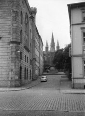 Németország, Schwerin, Alexandrinenstrasse a Pfaffenteich partjánál, szemben a Paulskirche., 1962, Nagy Gyula, templom, német gyártmány, Trabant-márka, utcakép, NDK, kockakő, Fortepan #50984